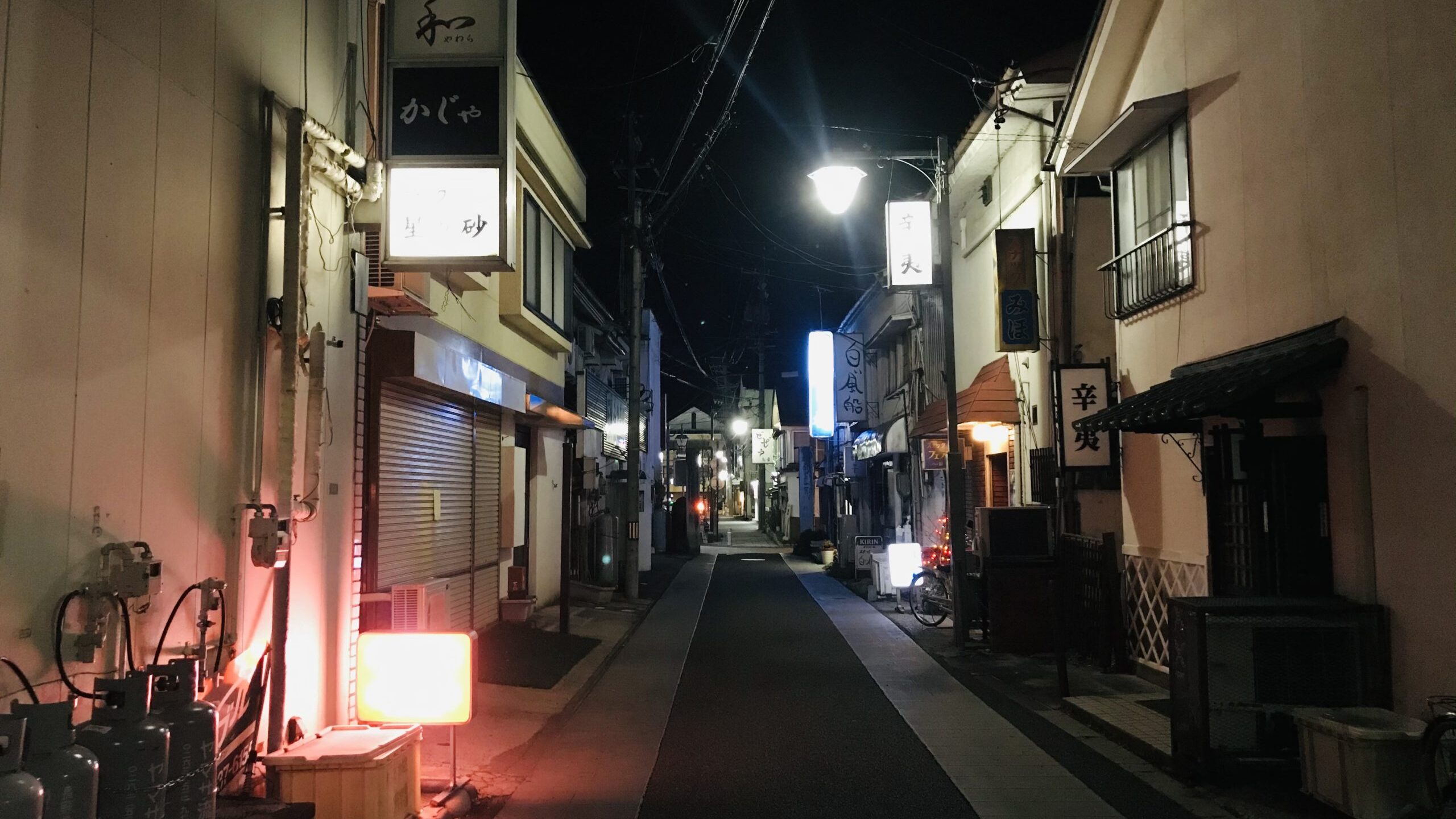 松本市裏町の夜の商店街を撮影した写真