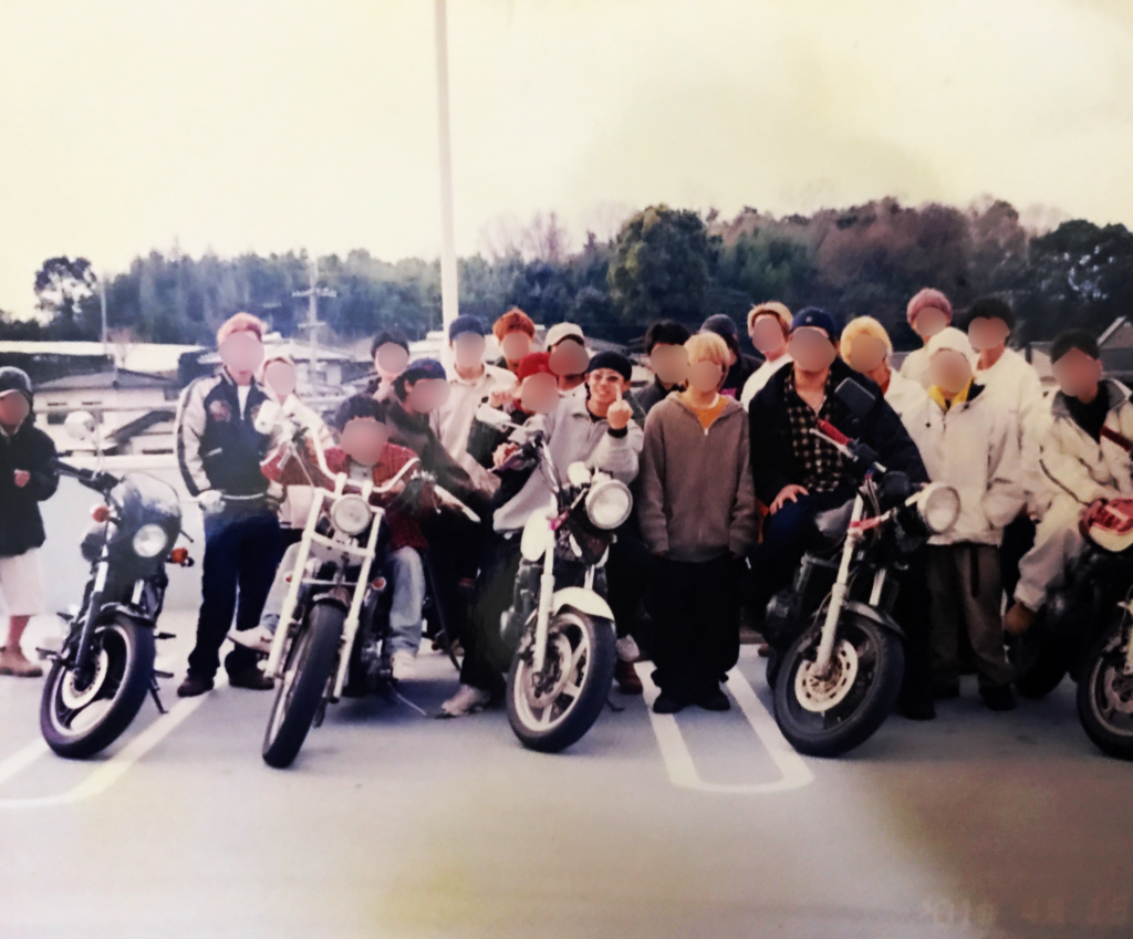 バイクに乗った集団が写っている写真