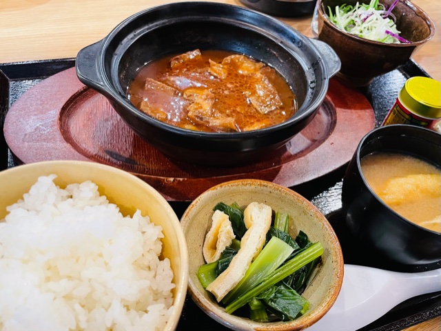 松本の和食屋しきの煮込み定食の写真