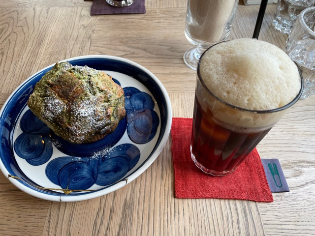 松本市の喫茶店アミジョクのマフィンとコーヒーの写真
