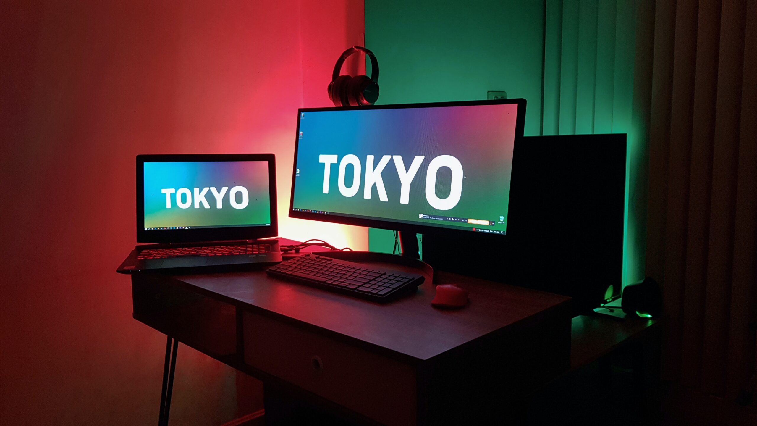 TOKYOと書かれたデスクトップ画面が写ったパソコンの写真
